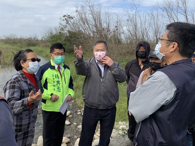 台中海线渔民抢不到「鳗金」，向农业局长蔡精强（左三）陈情，希望协调上游水库增加放水。（王文吉摄）