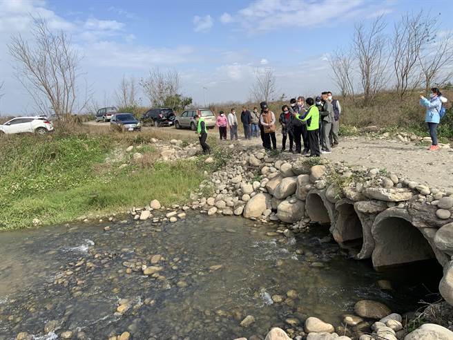 台中海线渔民捞不到鳗苗，质疑大甲溪水库惜于放水所致。（王文吉摄）