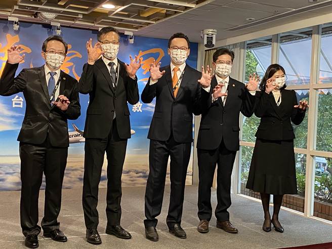 台湾虎航董事长陈汉铭（中）表示，公司做好万全准备，迎接旅游市场回温。（陈佑诚摄）