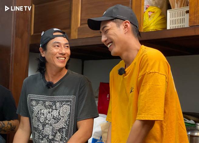 庄凯勛、蔡凡熙一起试菜。（LINE TV提供）