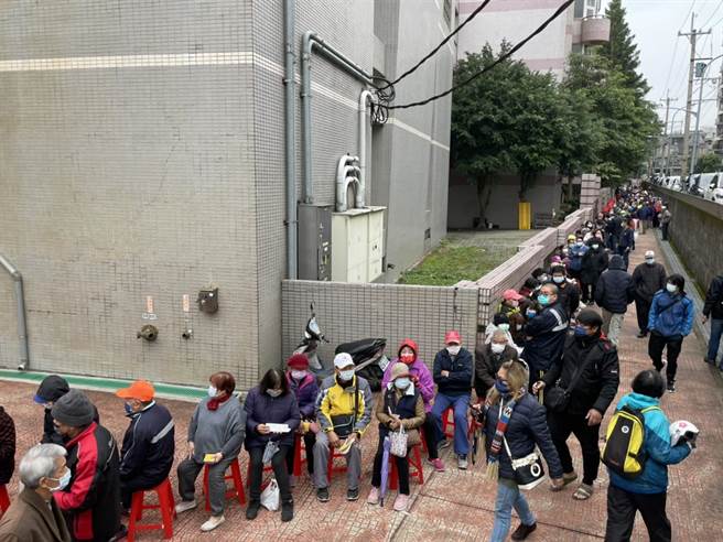 桃园各地社区接种站排队人潮看不到尽头。(吕筱蝉摄)