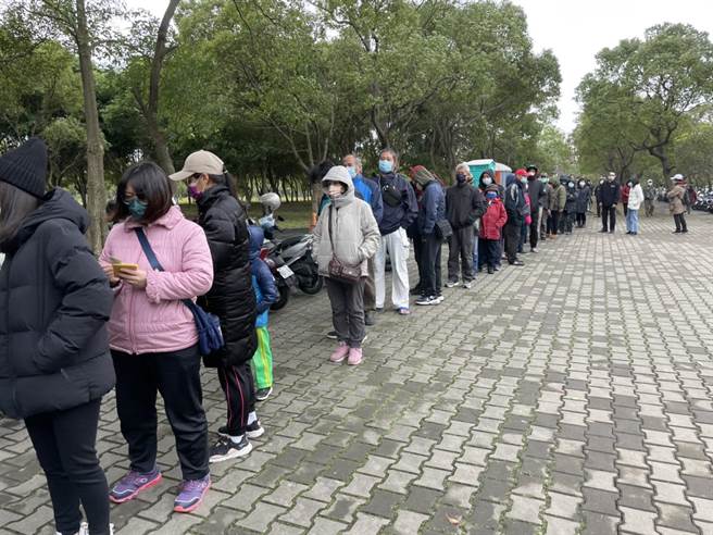 桃园各地社区接种站排队人潮看不到尽头。(吕筱蝉摄)