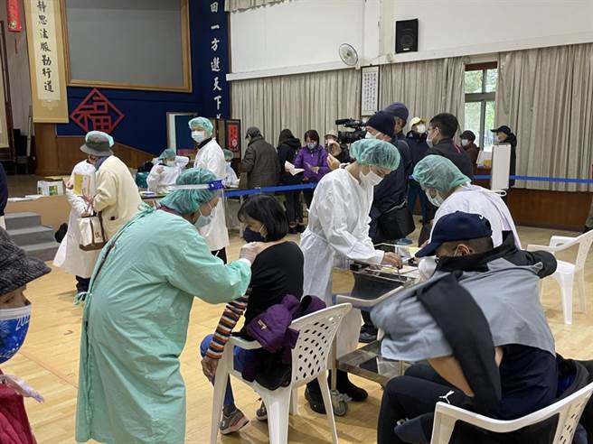 桃园各地社区接种站排队人潮看不到尽头。(吕筱蝉摄)