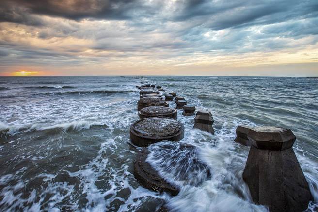 新丰乡凤坑渔港「红豆饼」的打卡拍照秘境，县府进行大改造，年底完工才能进入拍美照。（罗浚滨摄）