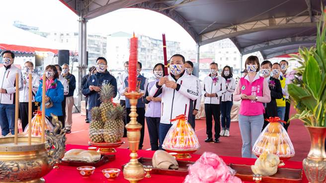 侯友宜13日主持新北第二行政中心开工动土典礼，新北市议员李翁月娥、王威元等人共同参加。（戴上容摄）