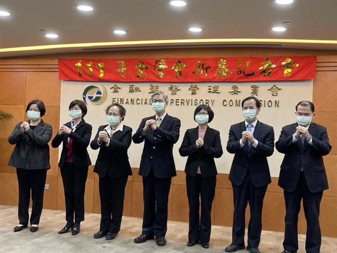 （金管會主委黃天牧(右4)率金管會副主委及四局局長拜年。圖／彭禎伶）