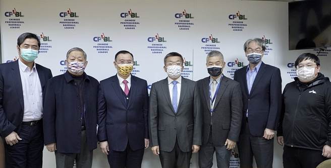 台钢集团会长谢裕民（左三）率员拜会中职会长蔡其昌（右四）。（中职提供）