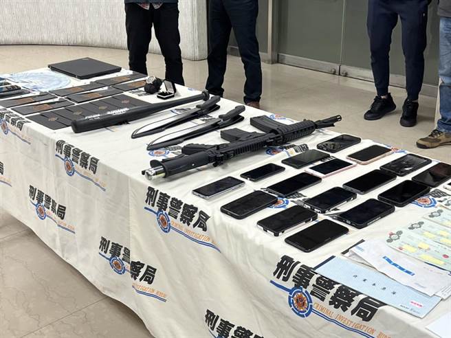 警方共查扣空气长枪1把、价值约200万元的AP男用表1支、现金47万8000元、金戒指2支、电脑10台、笔记型电脑、手机2等赃证物。全案讯后，依掳人勒赎、恐吓取财、诈欺、洗钱、组织犯罪等罪嫌移送法办。（林郁平传真）