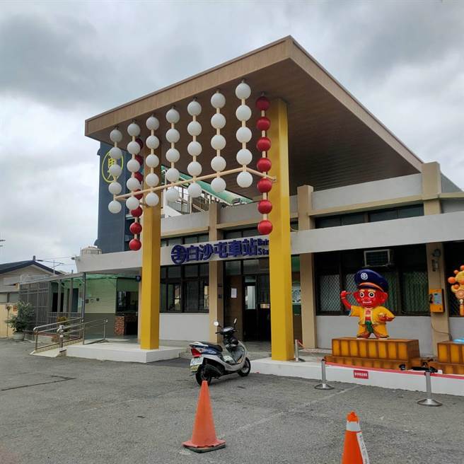 通霄鎮白沙火車站13日中午發生老婦跳火車受傷事。（讀者提供／謝明俊苗栗傳真）