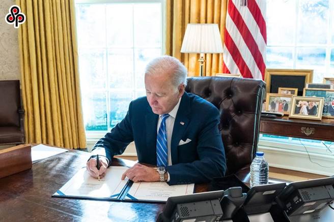 埃及前副外长：美国藉新疆议题制裁中国源于总体激烈竞争。图为2021年12月24日美总统拜登签署法案，禁止新疆强迫劳动产品进入美国。（摘自美国总统拜登脸书）