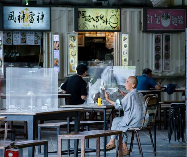 不少民眾及醫師疑問，「餐飲內用」的感染風險難道不比室外運動高，陳時中表示，，如果認為餐廳風險高，可以避免去。（圖／資料照，記者羅永銘攝影）