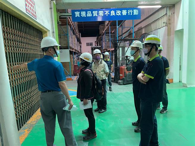 台南安卫家族是透过「母鸡带小鸡」，把优质职场环境营造的方式，分享给其他事业单位。（台南市政府劳工局提供／张毓翎台南传真）