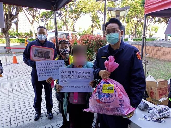 警方举行「寒冬送暖」公益捐助活动，将温暖传送给弱势族群。（台中市警第五分局提供／张妍溱台中传真）