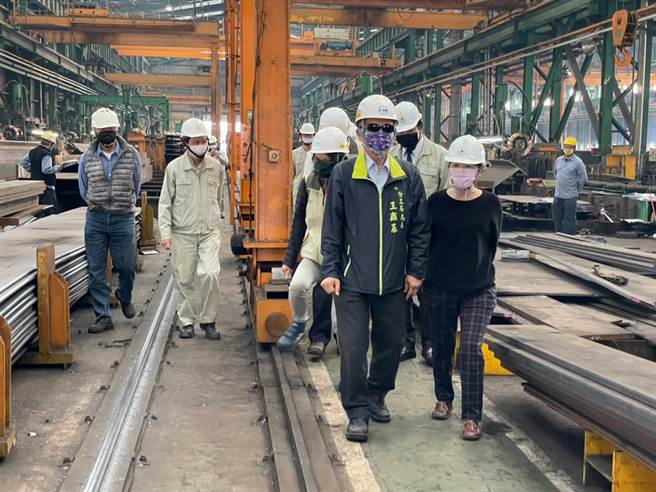 适逢岁末年终，事业单位常因赶工而轻忽危害，台南市劳工局今天到高风险事业单位长荣钢铁新营厂突击检查。（台南市政府劳工局提供／张毓翎台南传真）