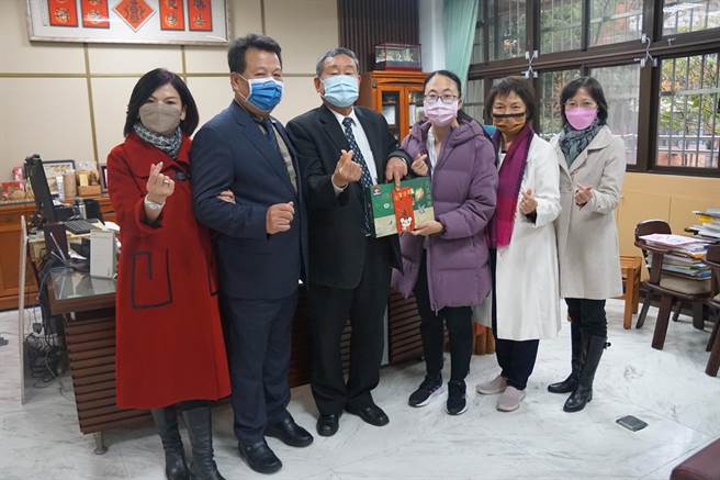 新北市土城清水高中教育基金会近期收到一笔来自校友的善款，黄姓校友感念校方16年前的帮助，因此决议将年终捐出，帮助更多清寒学弟妹。（清水高中提供）