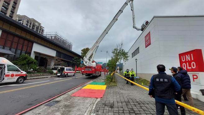 春節假期即將來到，土城區UNIQLO賣場今上午湧入大批消防人員，不少民眾以為是有大型火災發生，事實上，這只是新北市政府第五救災救護大隊的大型火災搶救演習。（消防局提供）