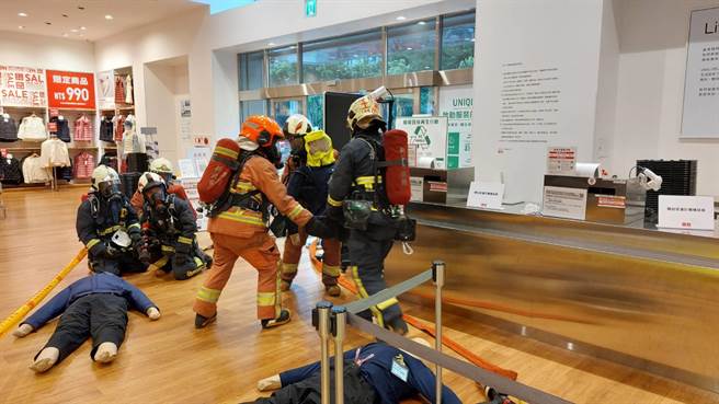 春節假期即將來到，土城區UNIQLO賣場今上午湧入大批消防人員，不少民眾以為是有大型火災發生，事實上，這只是新北市政府第五救災救護大隊的大型火災搶救演習。（消防局提供）