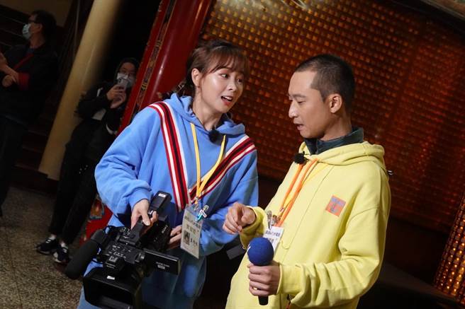 浩子、篮篮体验一日记者。（民视提供）