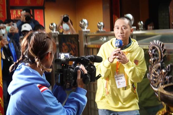 浩子、篮篮从生活新闻开始跑起。（民视提供）