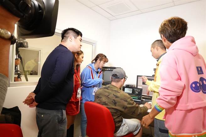 浩角翔起、篮篮与鲔鱼採访完回到民视新闻事业群撰写新闻稿及过音。（民视提供）