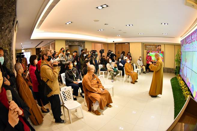 「佛光山2022年春节平安灯法会」将于2月1日至3月2日(农正月初一至三十)展开,为让大家知道为期一个月的春节平安灯法会内容,1月12日于佛光山法宝堂举办新闻发布会。/佛光山提供