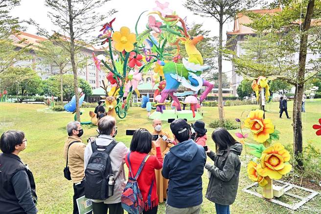 佛光山常务副住持慧传法师说明为彰显星云大师写下「处世无畏·和平共存，介绍今年主灯〈鹿野苑〉造色鹿源自佛本生故事。/佛光山提供