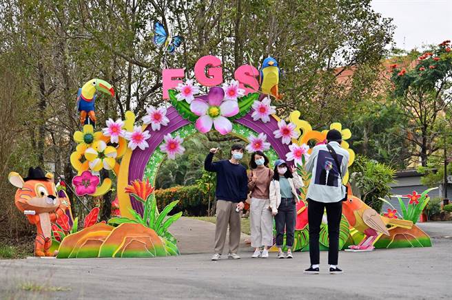 花灯区部分还有互动装置、打卡区,增加不少赏灯乐趣。/佛光山提供