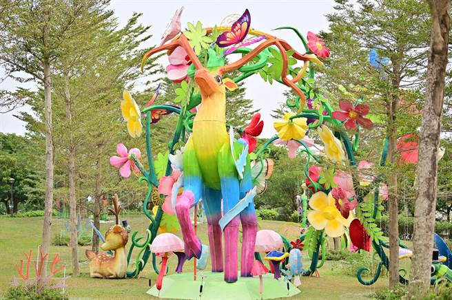 主灯〈鹿野苑〉一旁的鹿表佛法的承、法轮转。/佛光山提供

