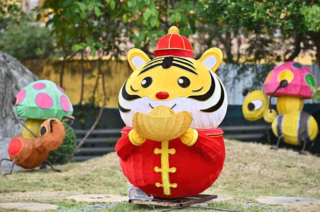 佛光山花灯区各可看到造型可爱的老虎,呼应今年生肖虎年。/佛光山提供