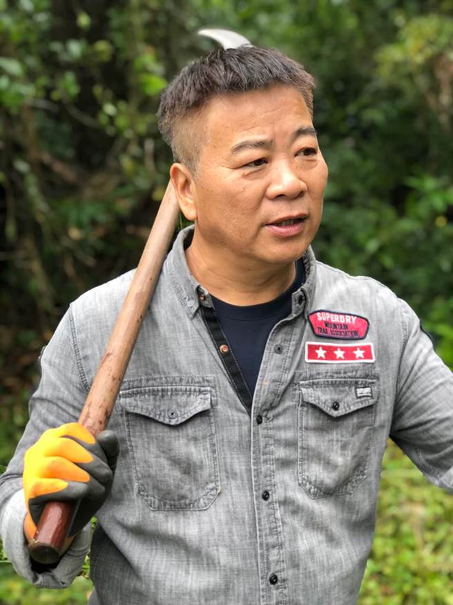 许英光巧手打造充满真实感的戏剧场景，带领观眾穿越时空，融入戏剧情境中。(图片提供/许英光)