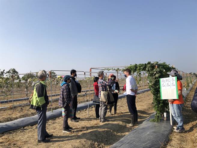 亚蔬13日举行种原繁殖合作计画说明暨种原库导览活动，有近百位相关业者参加。（亚蔬提供／刘秀芬台南传真）