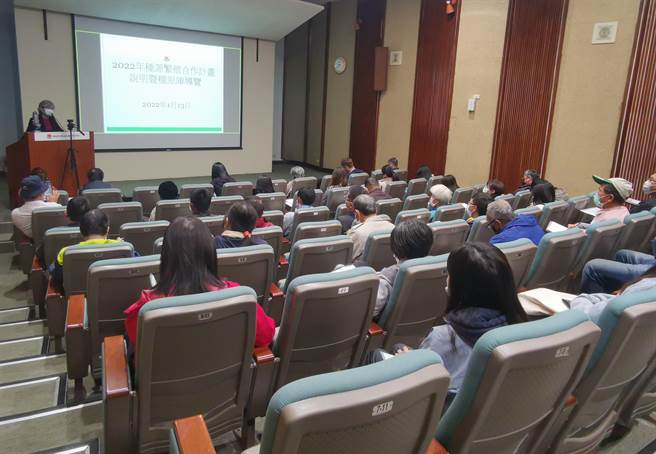 亚蔬13日举行种原繁殖合作计画说明暨种原库导览活动，有近百位相关业者参加。（亚蔬提供／刘秀芬台南传真）