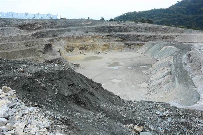 花莲县政府开徵矿石税，有业者认涨幅过大，向法院提起诉讼。近日两件官司都判县府败诉。（本报资料照片）