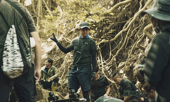 许英光与导演曹瑞原合作多年，担任《孽子》、《一把青》、《斯卡罗》等戏剧的美术指导，并拿下两座金钟奖。(图片提供/公共电视)