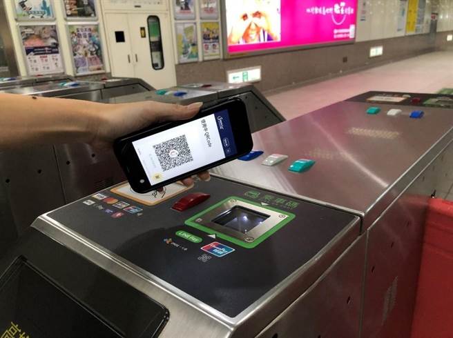 高捷建議賞燈的民眾，不用再攜帶卡片，可利用手機在「台灣燈會防疫平台」註冊燈會碼購買 MeNGo五行暢遊碼QR code，24小時只要99元。（高雄捷運公司提供／石秀華高雄傳真）