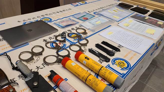 警方查扣警棍、辣椒水等证物。（警方提供）