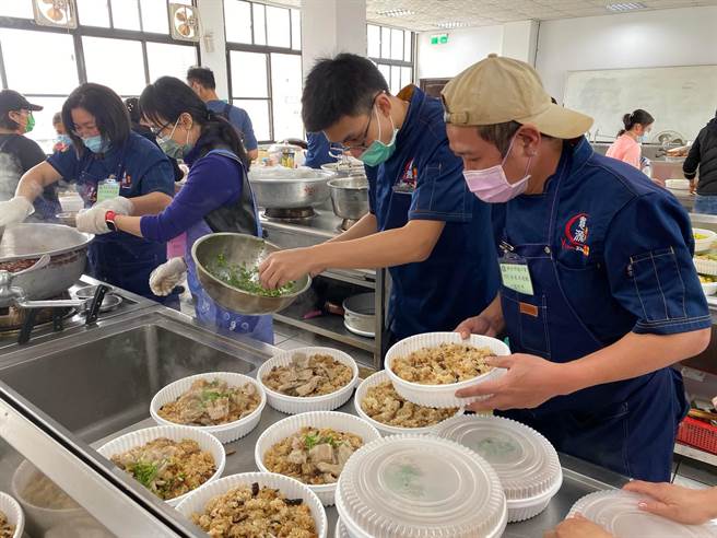 新竹市总工会13日携手市政府、新竹市果菜公司办理「寒冬送暖─过好年」活动，一早就准备6道应景的年节美味佳肴，要送到弱势家庭手中。（陈育贤摄）