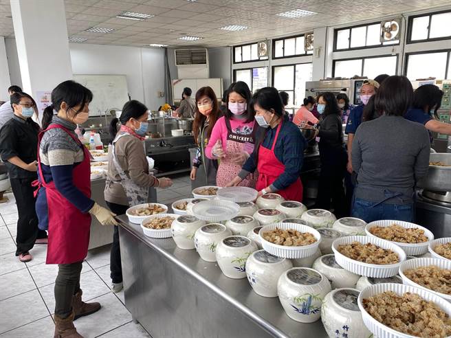 新竹市总工会13日携手市政府、新竹市果菜公司办理「寒冬送暖─过好年」活动，一早就准备6道应景的年节美味佳肴，要送到弱势家庭手中。（陈育贤摄）