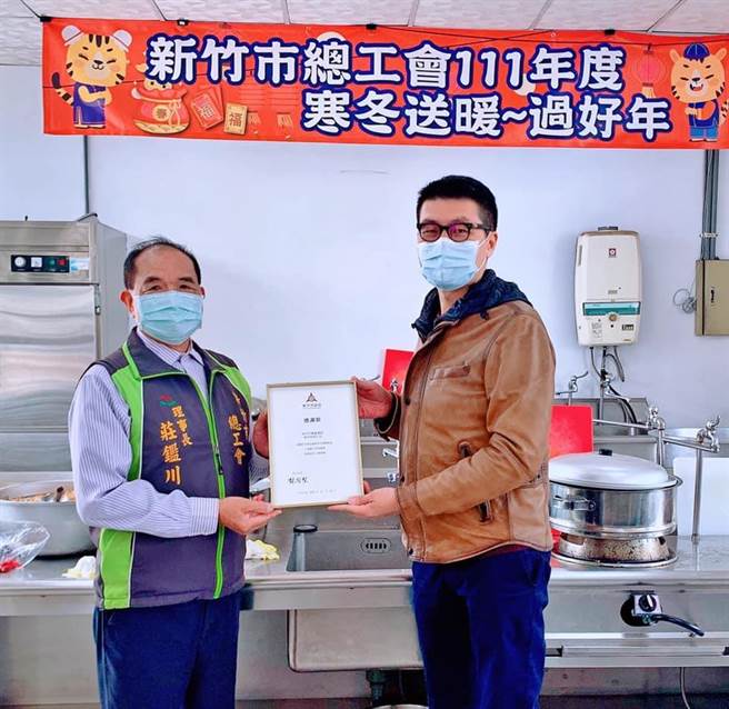 新竹市总工会理事长庄鑑川（左）每年都会与新竹果菜公司总经理倪冠勛（右）在新春佳节前办理「寒冬送暖、过好年」送年菜公益活动。（陈育贤摄）