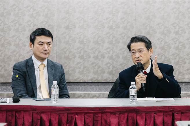 台北论坛13日举行「2022年美中关系展望」讲座，台北论坛执行长杨永明（左）主持并邀请中研院院士吴玉山（右）演讲，吴根据「权力转移理论」、「修昔底德的陷阱」说法认为，当崛起强权挑战既有霸权，16次政权转移有12次发生战争，以此推估当美中实力相当，就易引发紧张，有四分之三的机率会打仗。(郭吉铨摄)