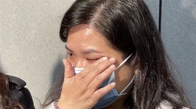 黄姓男童的母亲泣不成声，痛批教练污蔑儿子。(翻摄照片／林欣仪台中传真)