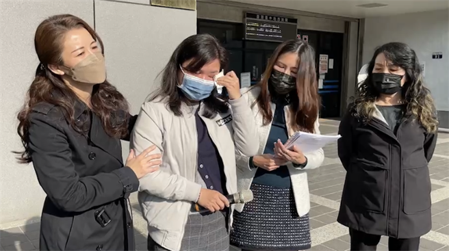 黄姓男童的母亲在法院外说明提起民事求偿相关事宜。(翻摄照片／林欣仪台中传真)