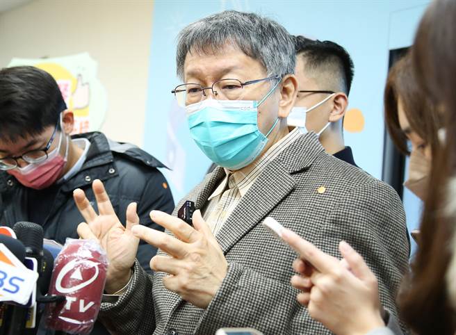 台北市長柯文哲13日出席南湖高級中學110學年度智慧校園4.0成果展，受訪時表示疫情增溫，將以年長者施打第三劑為優先，請65歲以下勿搶疫苗，也因入境確診人數太多，方便集中管理已下令將重啟劍潭活動中心防疫旅館。(陳俊吉攝)