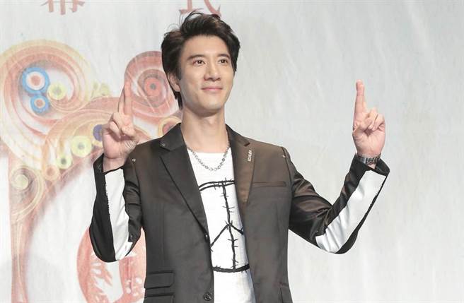 王力宏買禮物返家給小孩，卻被李靚蕾拒於門外。（中時資料照）