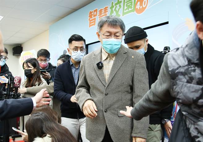 台北市长柯文哲13日出席南湖高级中学110学年度智慧校园4.0成果展，受访时表示疫情增温，将以年长者施打第三剂为优先，请65岁以下勿抢疫苗，也因入境确诊人数太多，方便集中管理已下令将重启剑潭活动中心防疫旅馆。(陈俊吉摄)