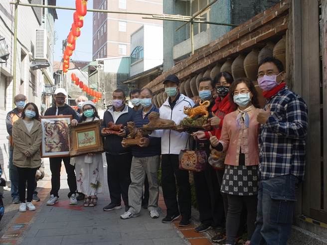 云林县北港工艺坊邀工艺师虎年创作，45件作品诉说虎年故事。（张朝欣摄）