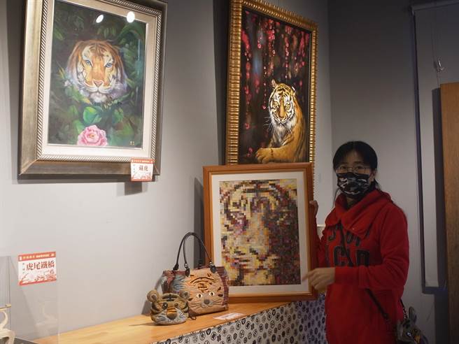 云林县北港工艺坊邀工艺师虎年创作，45件作品诉说虎年故事。（张朝欣摄）