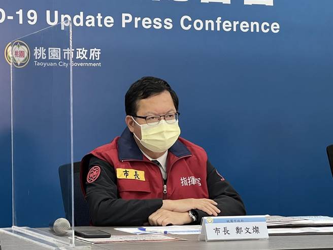 桃园市长郑文灿13日指出，因应中坜联邦银行健行分行13＋1人确诊，桃园市府决定成立「追追追小组」，每1个案都成立1专门小组，针对每个个案足迹复查。(蔡依珍摄)