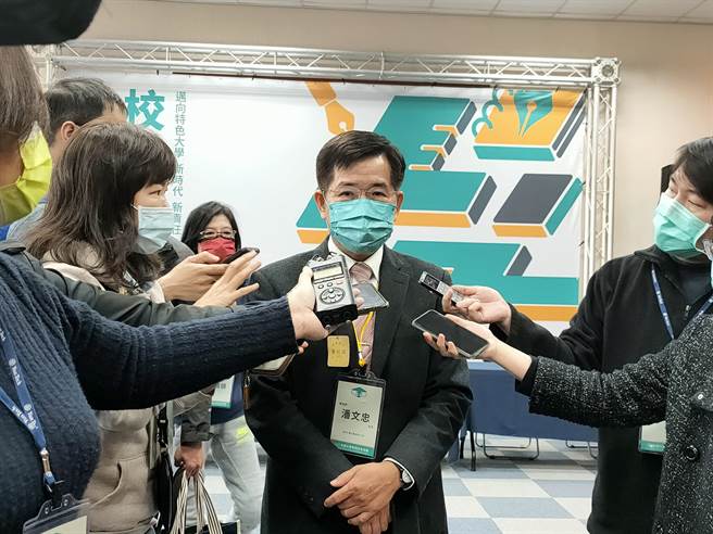 教育部长潘文忠今(13)日表示，目前确诊学生属于个案，预计维持在确诊者就读学校执行短天数的预防性停课，尚未到达全面停课的情况。(李侑珊摄)