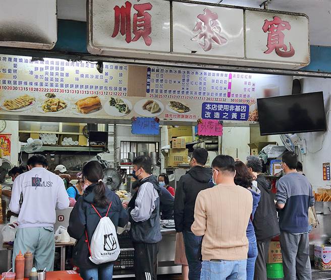 从清晨到中午，果贸社区的宽来顺总有排队人潮。(摄影/Carter)